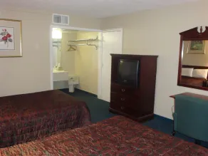 Econo Lodge - Image 4