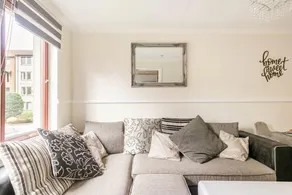 Stylish 2-bed Apartment w/ Kitchen, Ultrafast Wifi - Image 4