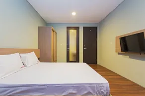 RedDoorz Near Lippo Village - Image 4