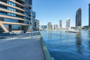 Onelife Docklands Luxury Apartment - Image 5