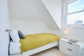 19 Cathedral Walk - Image 4