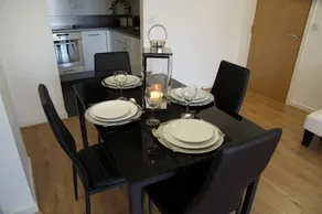 Impeccable 2-bed Apartment in Brentwood - Image 5