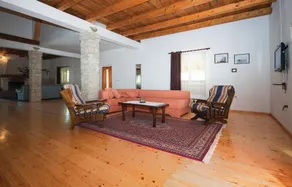 Amazing Home in Lozovac with Hot Tub, WiFi & 4 Bedrooms - Image 5