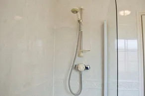 Bright 1 Bedroom Apartment In Edinburgh - Image 4
