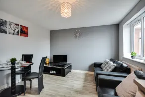 Cosy 2 Bedroom Apartment with Parking - Image 3