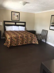 Suburban's Lavilla Inn - Image 4