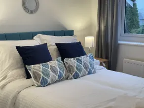 Beautiful 4 Bed Home With Free Parking - Image 3