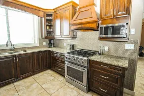 Luxury Lakefront Rooms - Image 3