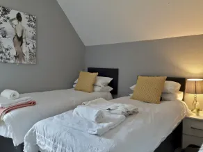 Stunning Complete 1 Bedroom Apartment Close To The City - Image 3