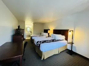 Celebrity Inn - Image 3