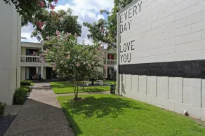 Chic 2BR Near Triangle With King Beds Fast Wifi - Image 5