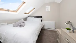 Stylish 2 Bedroom Apartment - Image 2