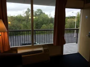 Knights Inn Newport - Image 3