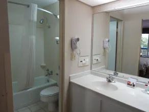 Ramada by Wyndham & Suites Warner Robins - Image 3