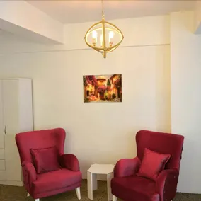 White Suite & Apartments - Image 3