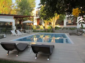 Queen's Villa - Image 4