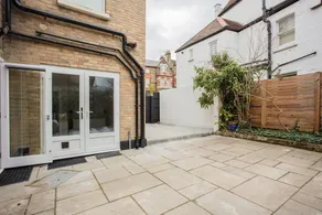 Modern 3 Bedroom Flat in West Hampstead - Image 3