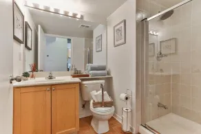 QuickStay - Sunlit Luxury Loft on King West - Image 3