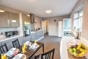 Lovely Spacious 4bed Home Manchester - Image 4