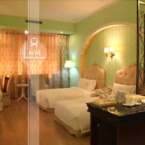 Royal Hotel - Image 4
