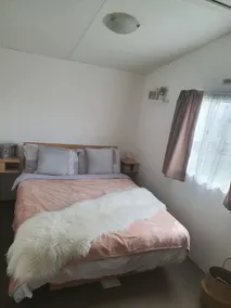 Stunning 2-bed Sleeps 6 Caravan in Felixstow - Image 4