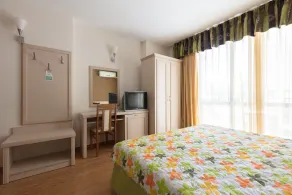 Cosy Studio with Kitchen & Balcony - Image 3