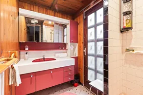Red and Rustic Home Near Bois de Vincennes for 7 pax - Image 4