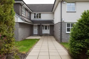 Captivating 3-bed Apartment by Gleneagles - Image 4