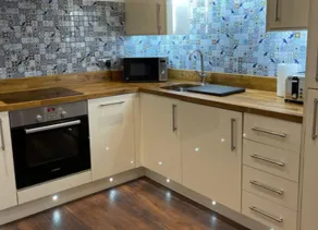 Stylish 2 Bed City Apartment - Image 4