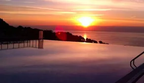 Grande piscine a debordement vue mer - Image 4