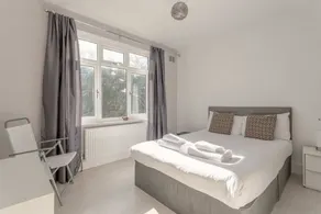 Modern 2 Bedroom Apartment in Morden - Image 2