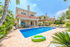 Acogedora villa con piscina, ubicación fantástica, a 5 metros a pie de la playa y comodidades WIFI gratuito - Image 5