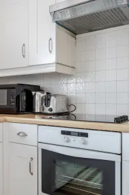 Captivating 3-bed Apartment in Grays - Image 2