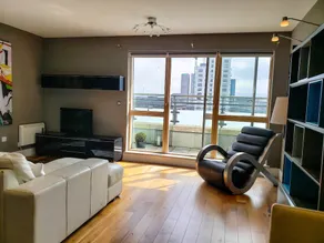 Apartment Overlooking Canal 2 Bedroom - Image 4
