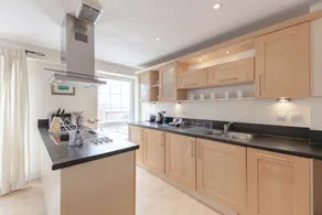 Roomspace Apartments -Central Walk - Image 5