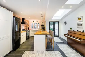 Stunning Spacious 4BD House With Garden - Sleeps 8 - Image 2