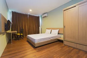 RedDoorz Near Lippo Village - Image 3