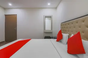 Sky Hotel by OYO Rooms - Image 2