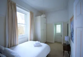 Peaceful & Pretty 2 Bedroom Flat Near Beautiful Clifton - Image 4