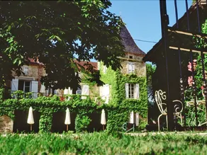 Holiday apartments at the courtyard of French château - Image 2