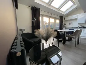 Stunning 4 Bed House With Cinema Room & Parking - Image 4