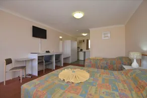 Albion Hotel - Image 2