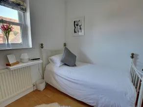 Modern Apartment in Deal Kent With Parking - Image 5