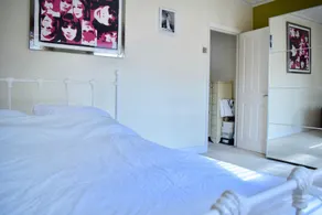 2 Bedroom Wimbledon House With Garden - Image 5