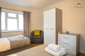 Spacious 6 Bed Home with Parking - Image 4