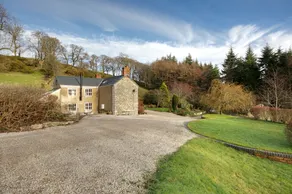 Stunning 3-bed House in a Private Hidden Valley - Image 3