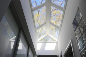 Elegant 2 Bedroom House in Inner City Oasis - Image 3