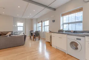 Spacious Ideal Loft in Heart of Hackney - Image 4