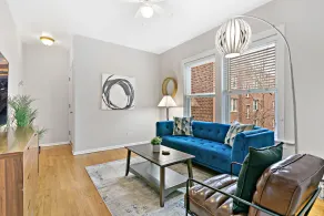King Bed, Full Kitchen, Rogers Park 5mins Loyola - Image 2