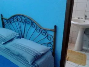 Room With Private Bathroom - Image 4